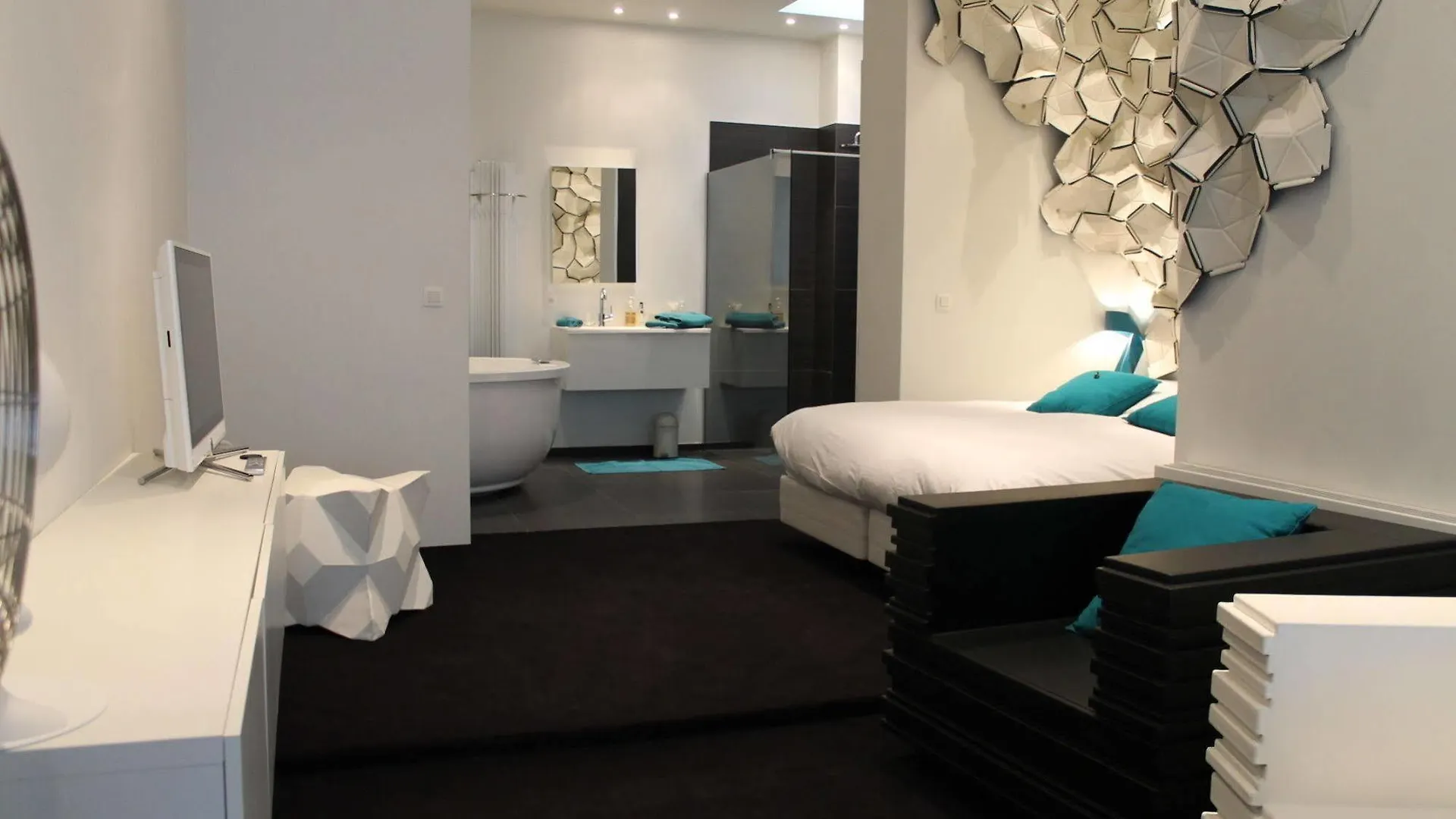 Homefeek Antwerp Hotel